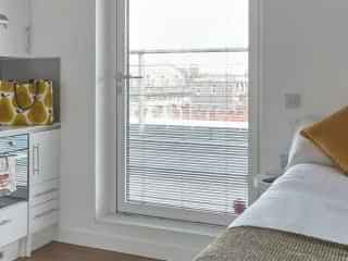 Penthouse Studio - Image 4