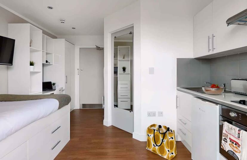 Penthouse Studio - Image 6