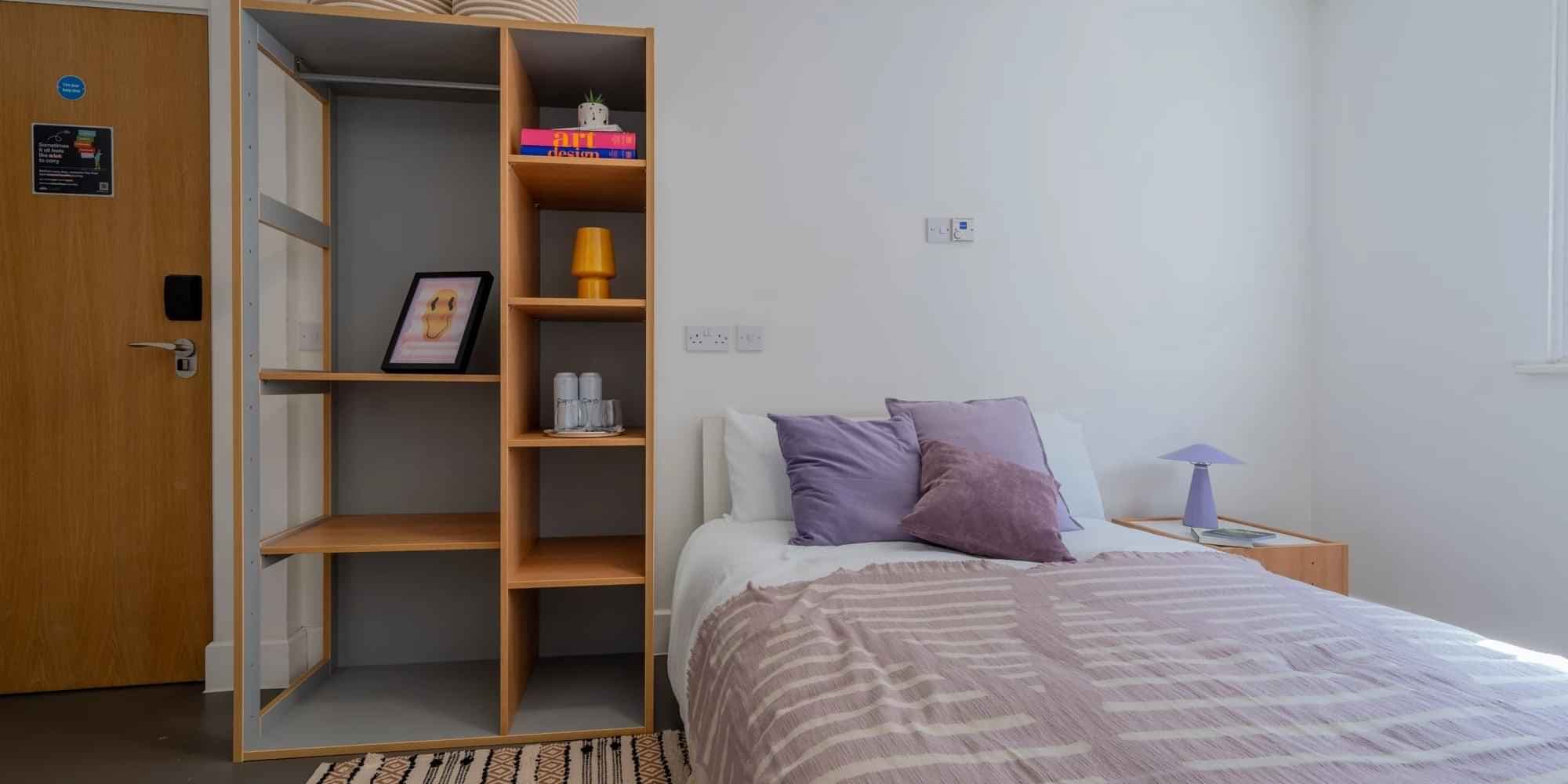 Bedroom Silver (Shared Bathroom) - Image 6