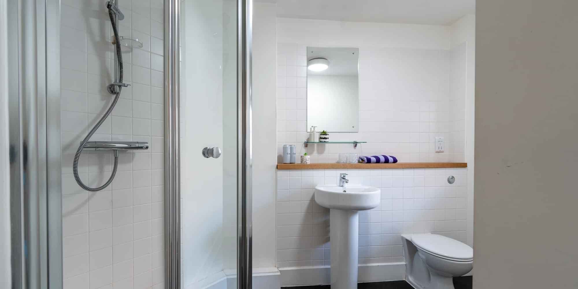 Bedroom Silver (Shared Bathroom) - Image 4