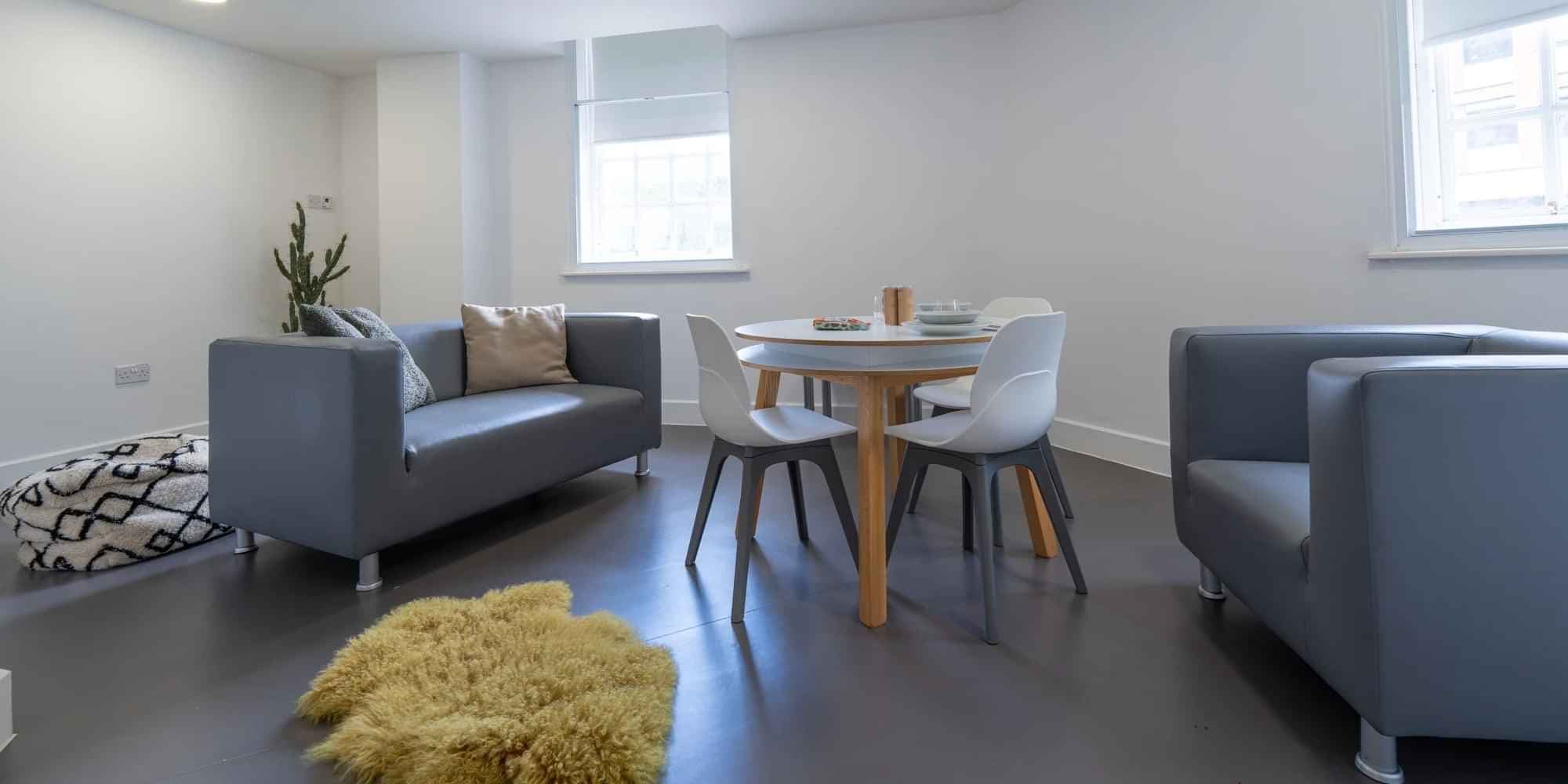 Bedroom Silver (Shared Bathroom) - Image 3