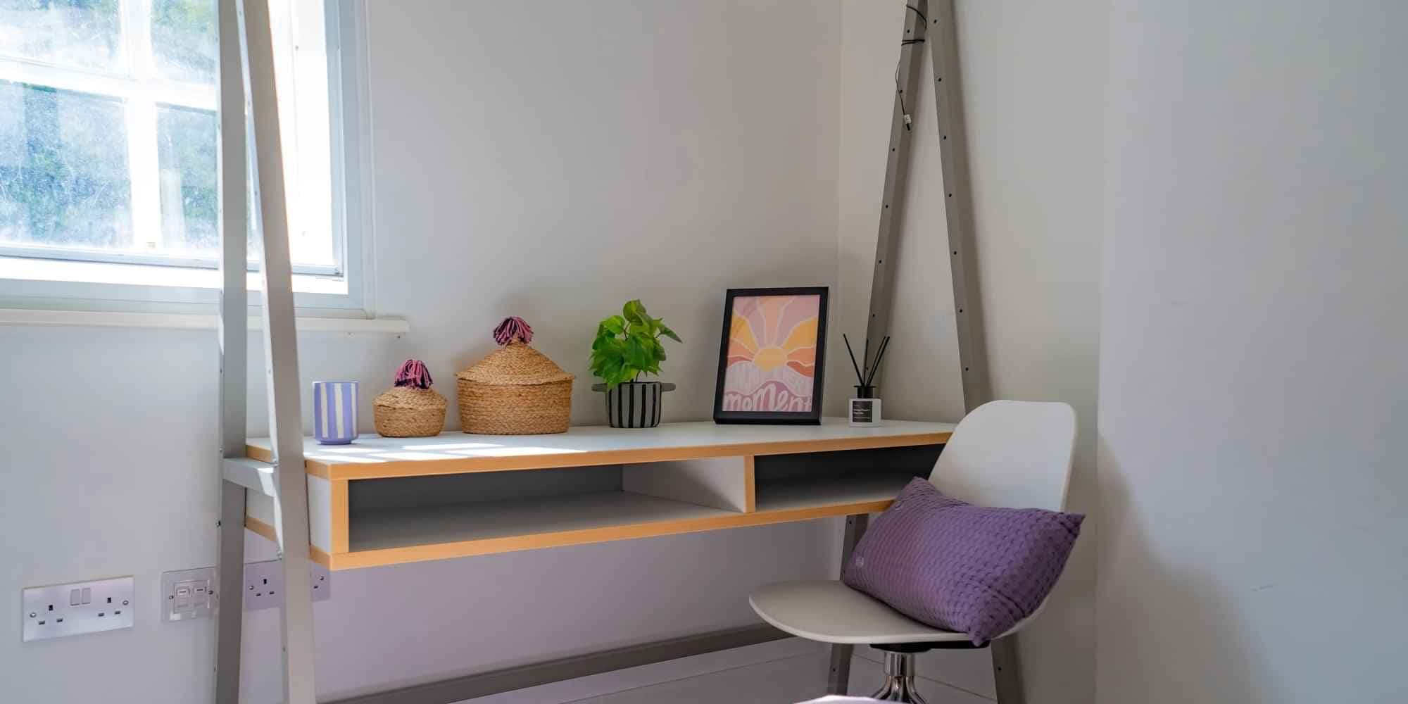 Bedroom Silver (Shared Bathroom) - Image 5