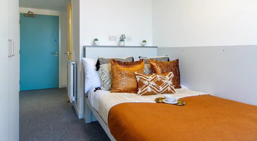 Canalview Ensuite - Image 1
