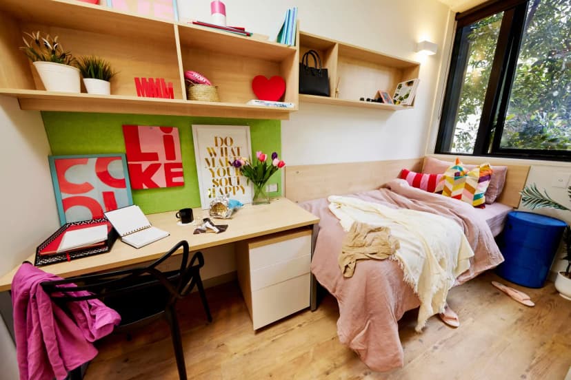 Twin, Single bed, 8 Bed Apartment - Image 7