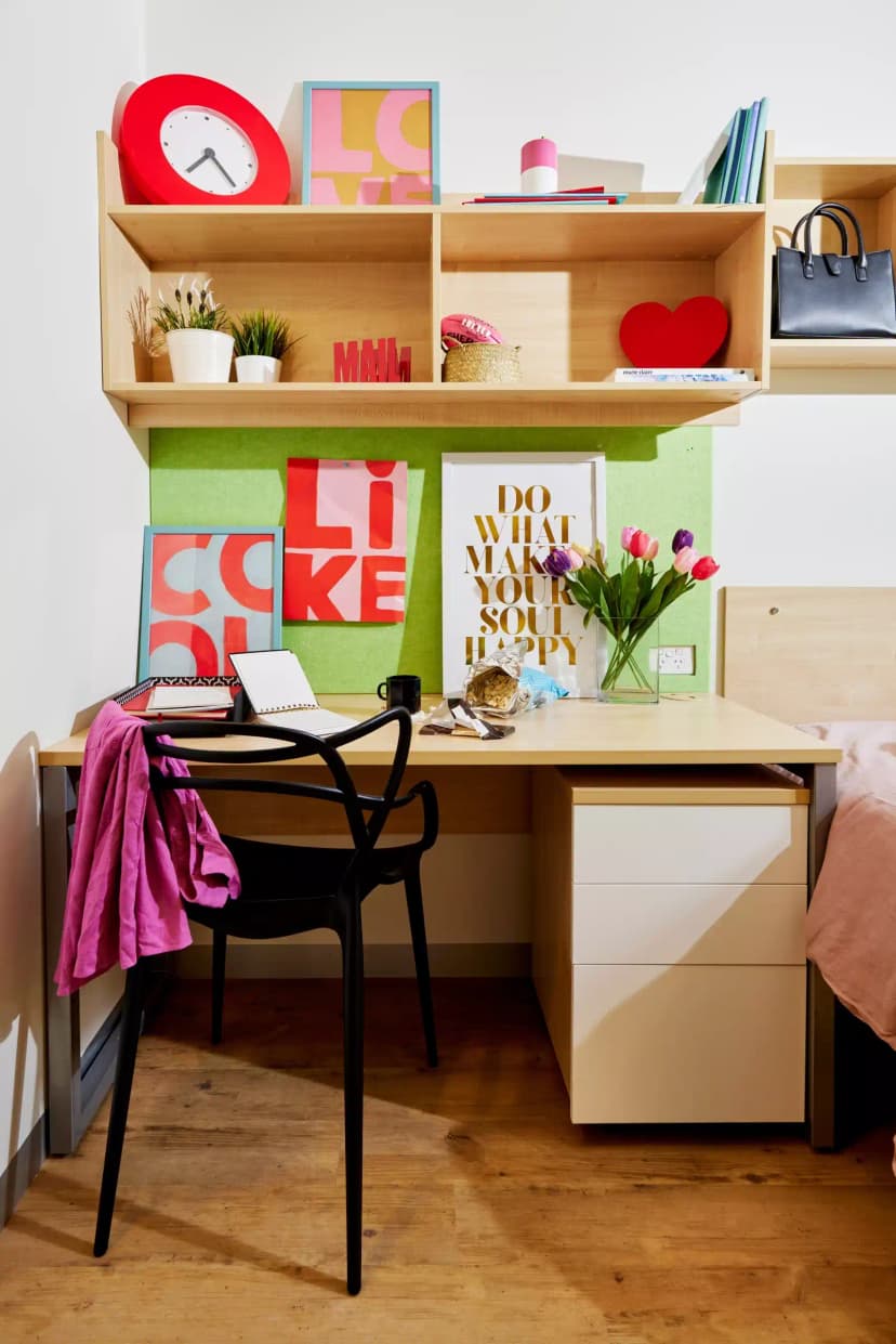 Twin, Single bed, 8 Bed Apartment - Image 5