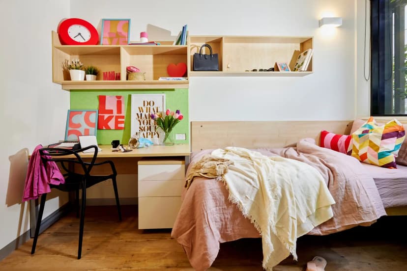 Twin, Single bed, 8 Bed Apartment - Image 6
