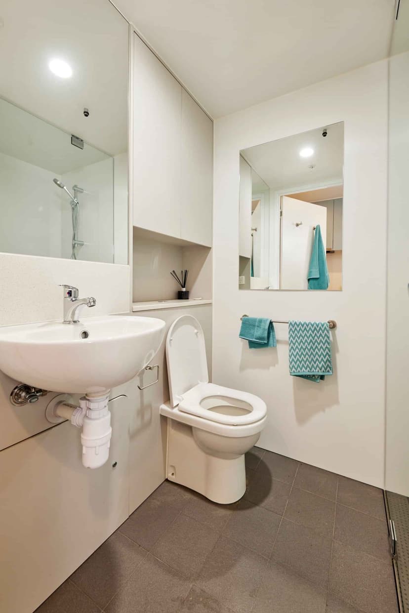 6 Bedroom Ensuite, King Single Bed - Image 3