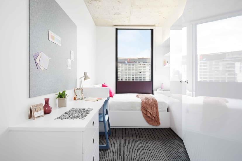 5 Bedroom Ensuite, Double Bed - Image 1