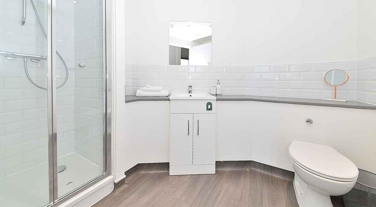 One Bed Apartment - Image 4