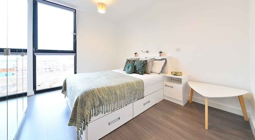 Premium One Bed Apartment - Image 1