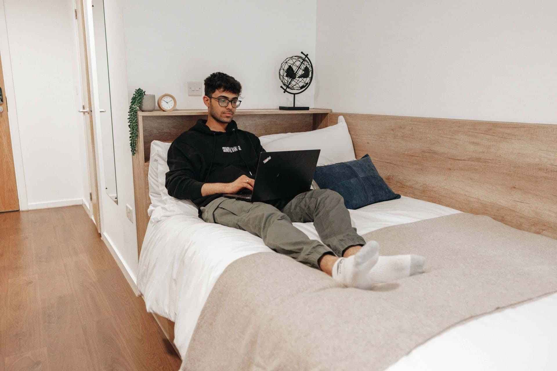 Gold En Suite - Image 10