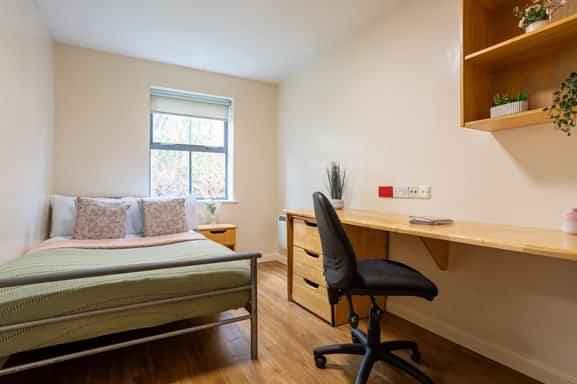 Bronze Non Ensuite | 4 or 5 Bed Flat - Image 3