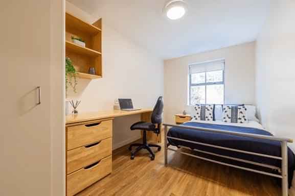 Silver Ensuite | 3 or 4 Bed Flat - Image 1