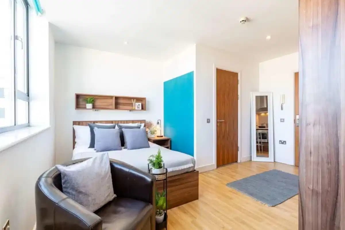 Medium Studio - Image 6