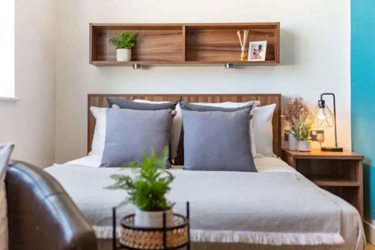 Medium Studio - Image 1