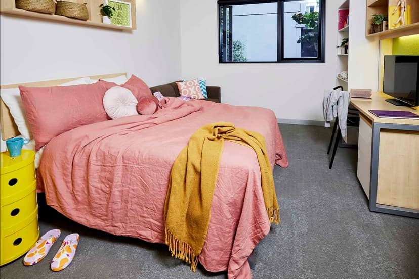 Large Studio, Double Bed - Image 6