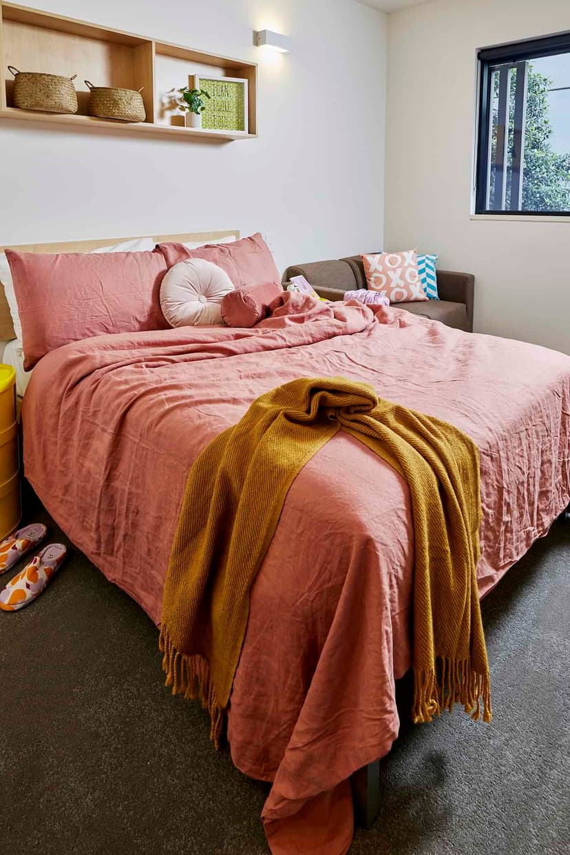 Large Studio, Double Bed - Image 13