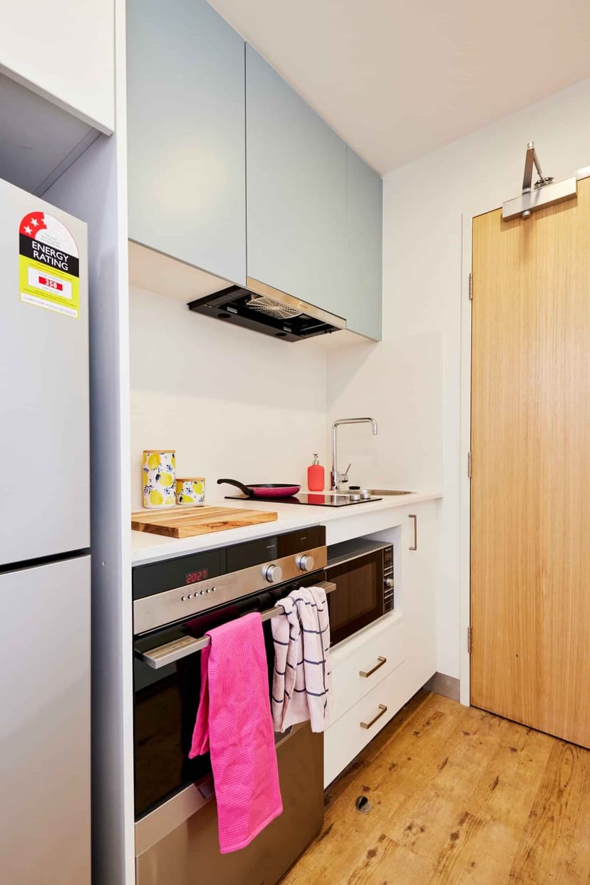 Large Studio, Double Bed - Image 3