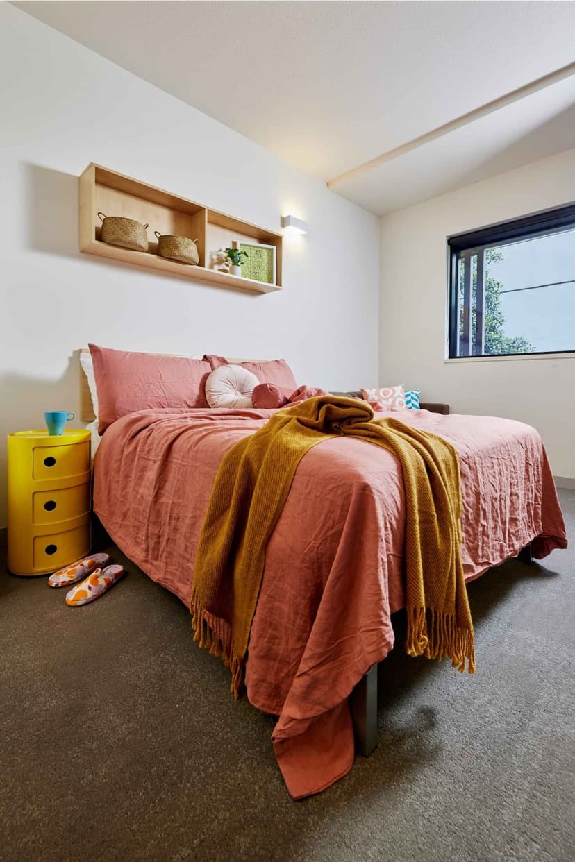 Large Studio, Double Bed - Image 1