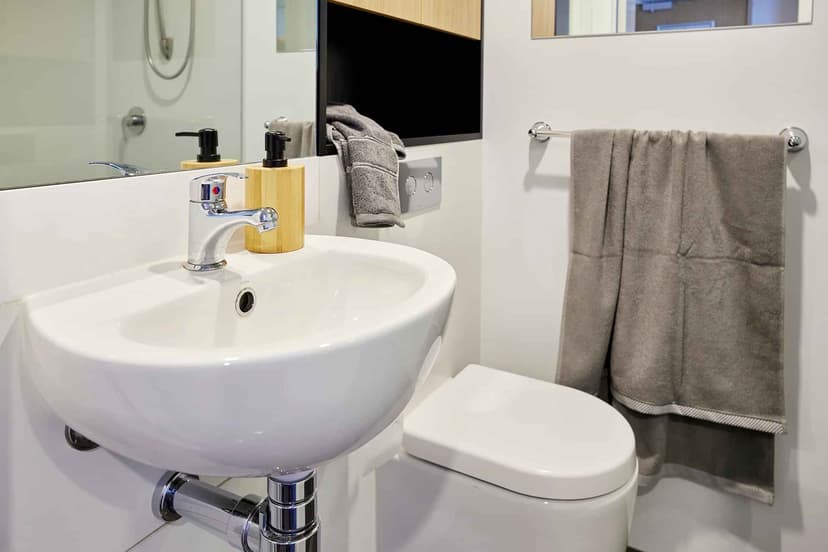 4 Bedroom Ensuite, King Single Bed - Image 2