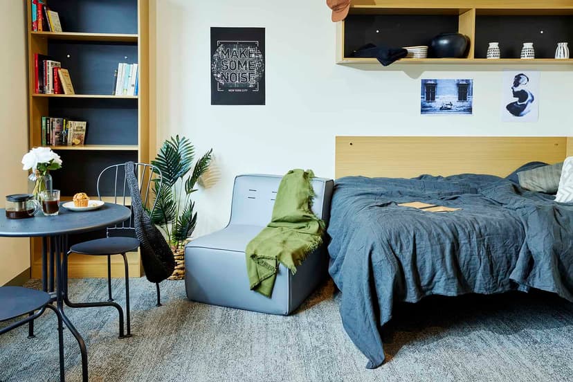 Large Studio, Double Bed - Image 1
