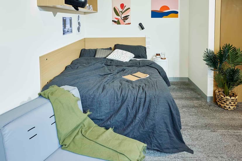 Large Studio, Double Bed - Image 5