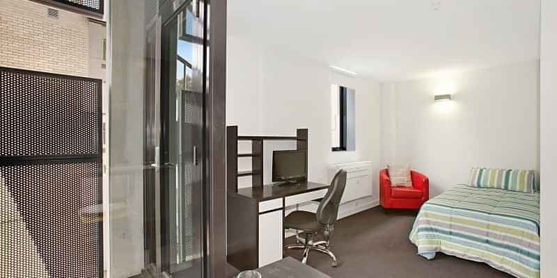 Studio Large with Balcony - Image 1