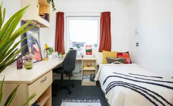 Premium Range 1 Ensuite - Image 1