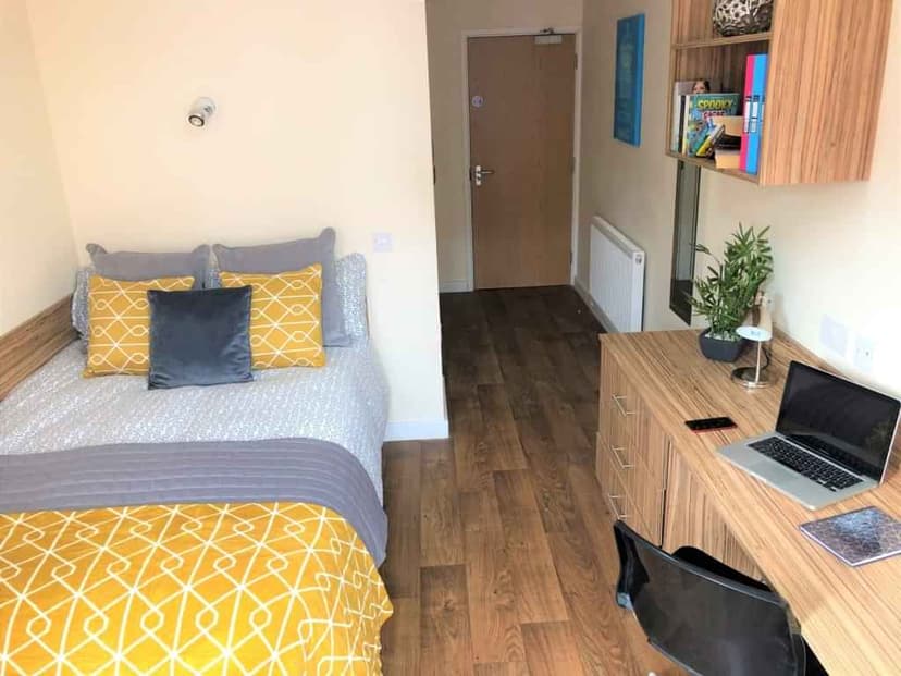 Deluxe En-Suite - Image 1
