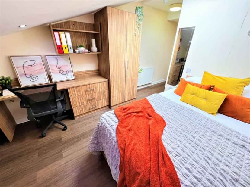 Deluxe Skylight En-Suite - Image 2