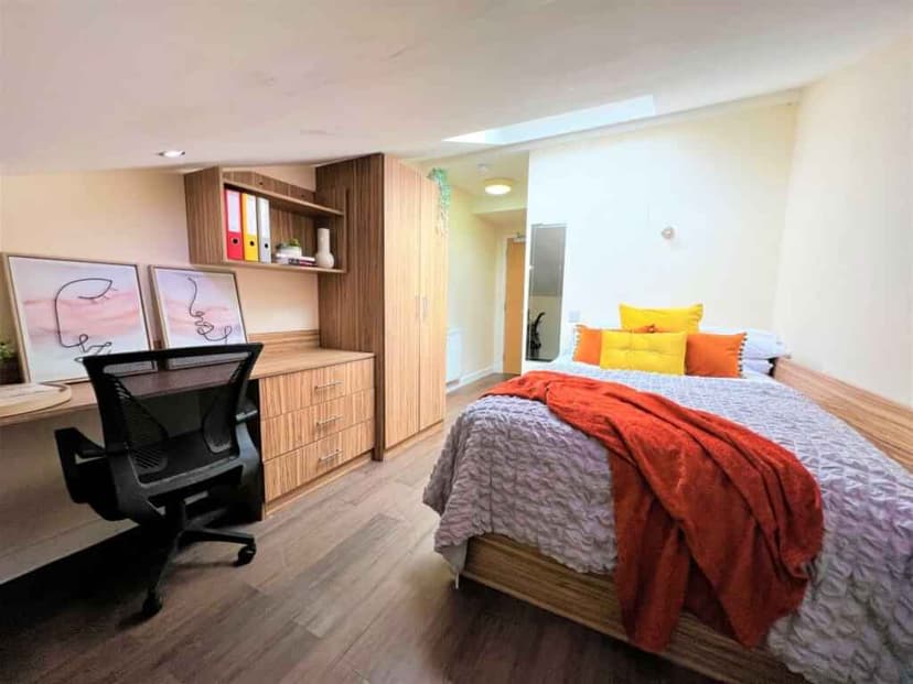 Deluxe Skylight En-Suite - Image 12