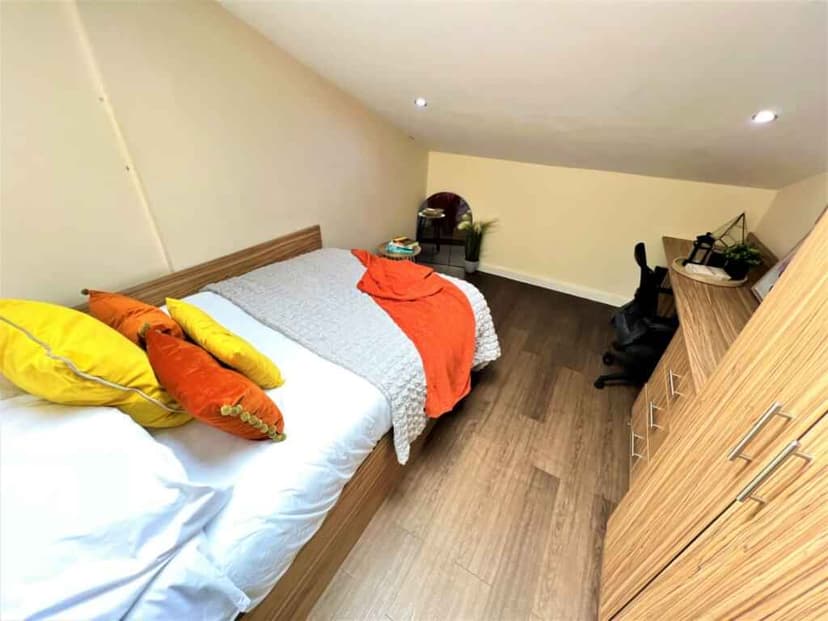 Deluxe Skylight En-Suite - Image 6