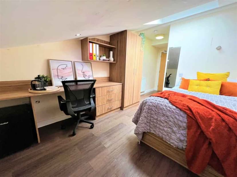 Deluxe Skylight En-Suite - Image 5