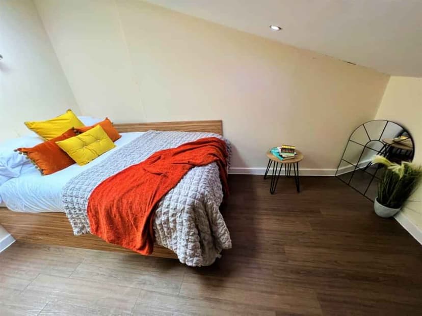 Deluxe Skylight En-Suite - Image 1
