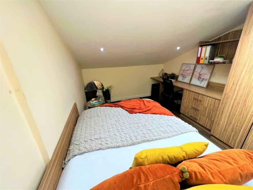 Deluxe Skylight En-Suite - Image 4
