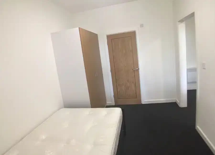 One Bedroom Flat - Image 9