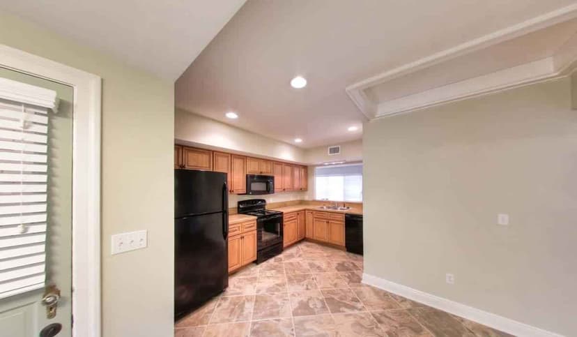 703 House - Private Room - Shared Bath (6 Bed - 3 Bath) - Image 4