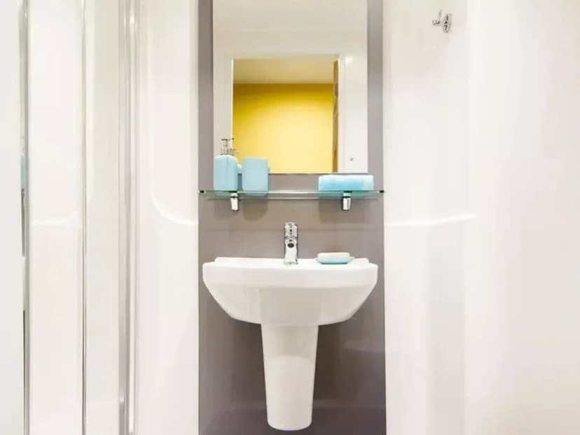 Deluxe Ensuite - Image 2