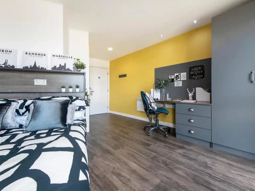Deluxe Ensuite - Image 1