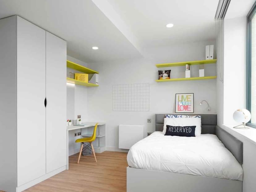 Deluxe En Suite - Image 2