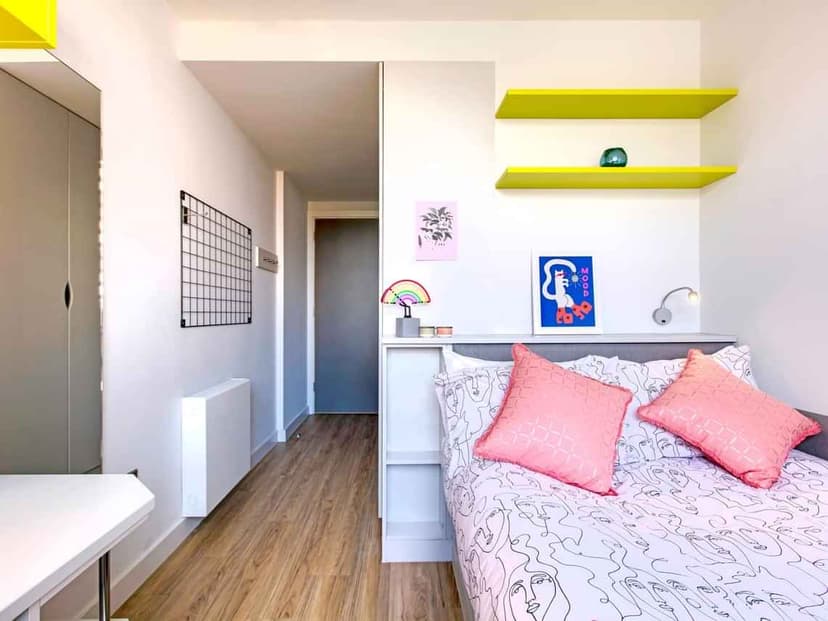 Standard En Suite - Image 1