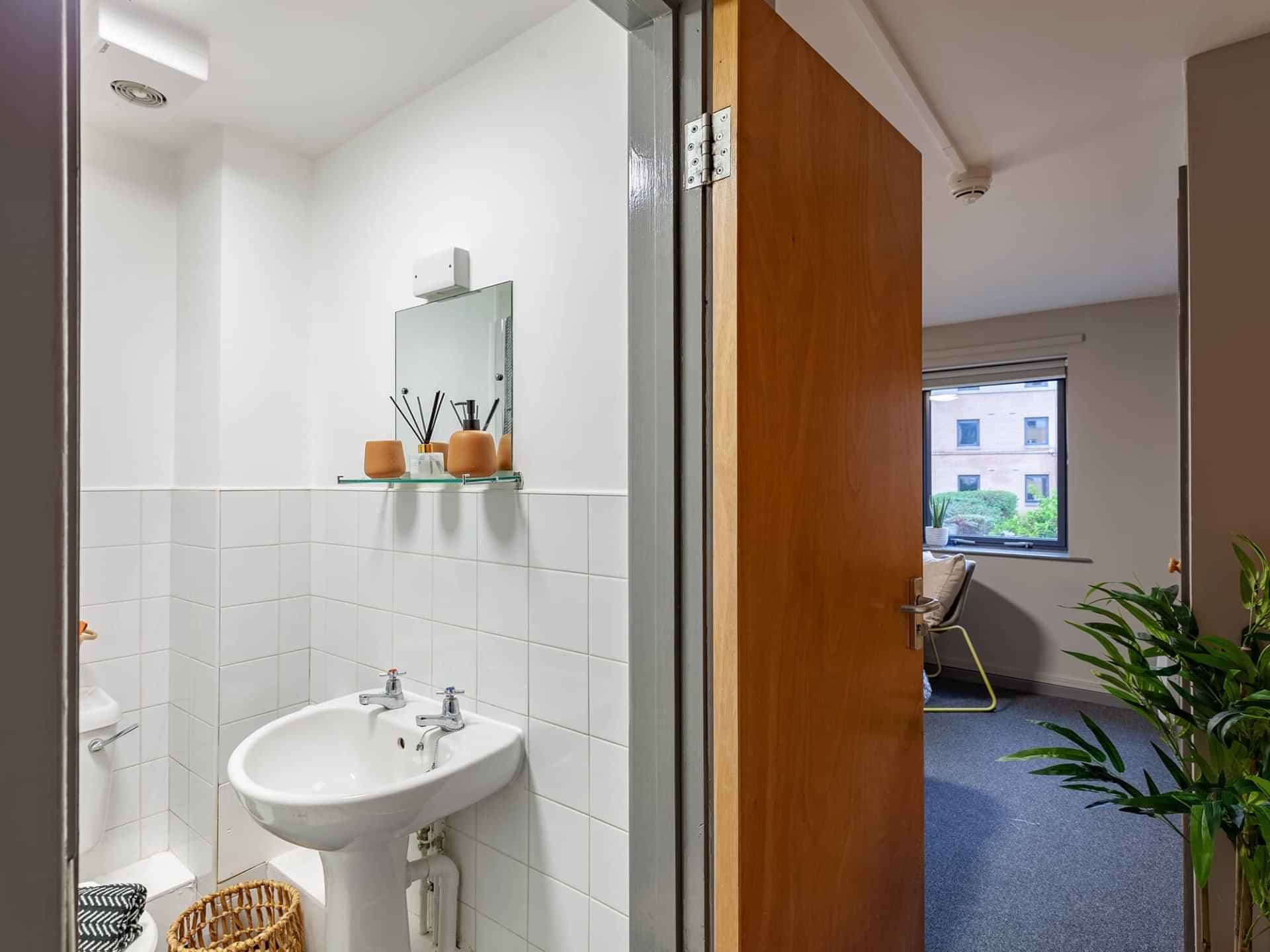 Classic Ensuite - Image 6