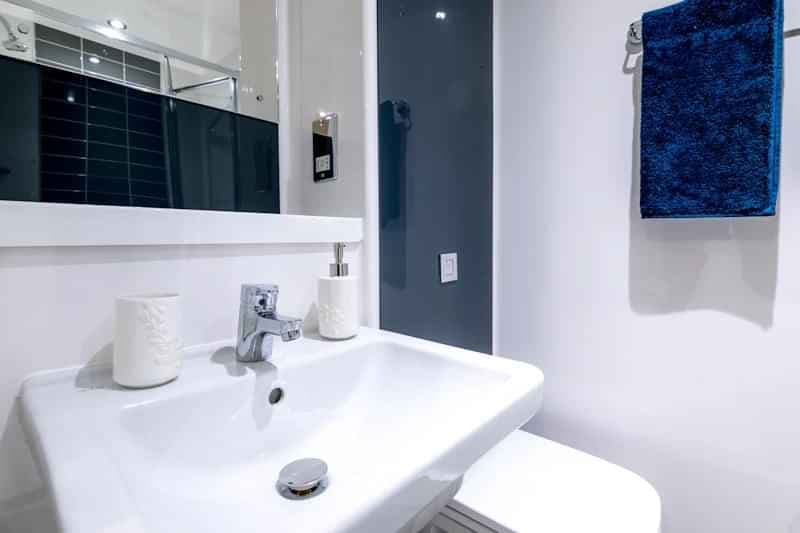 Deluxe Studio - Image 5