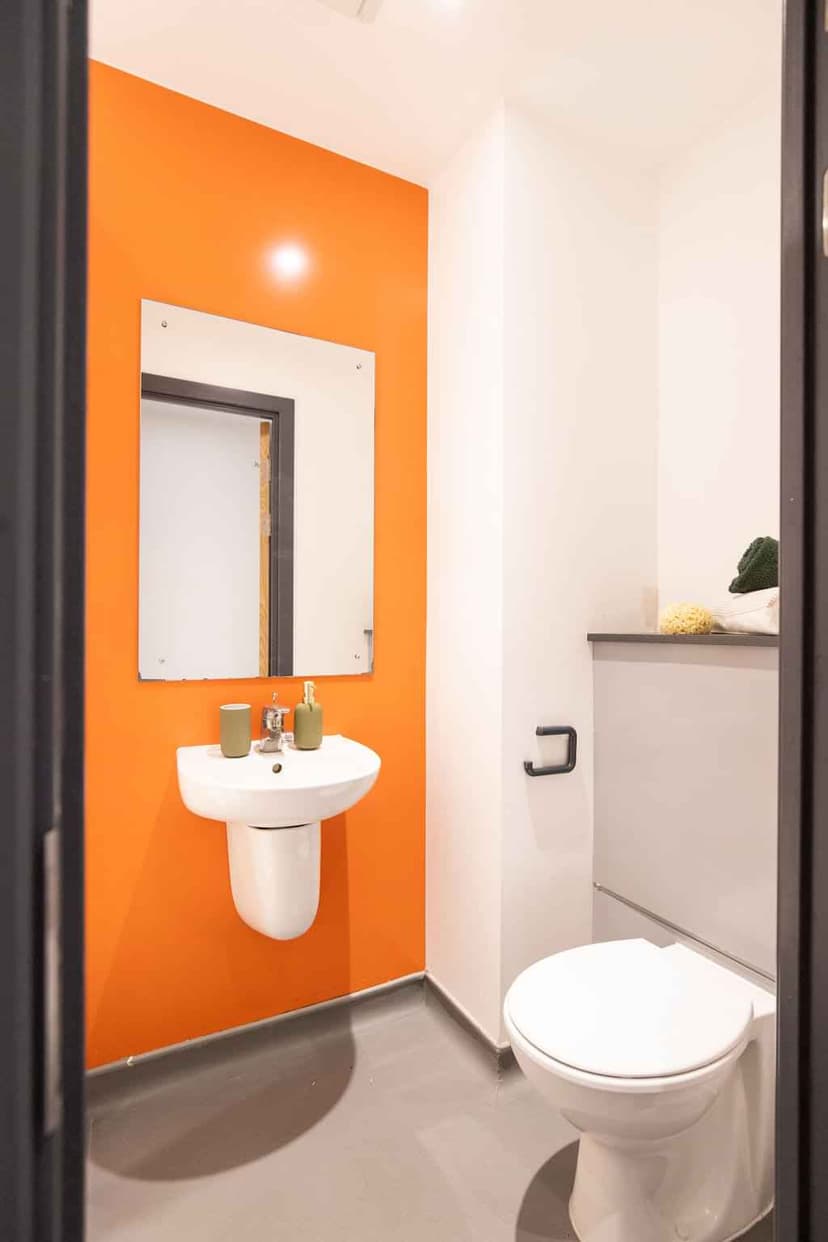 8 Bed En-suite - Image 5