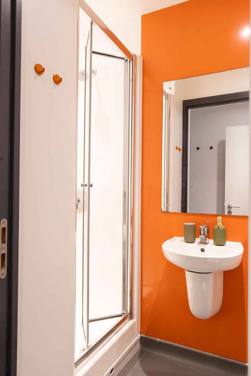 8 Bed En-suite - Image 2