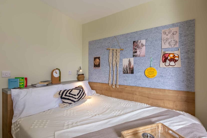 Large En-Suite - Image 1