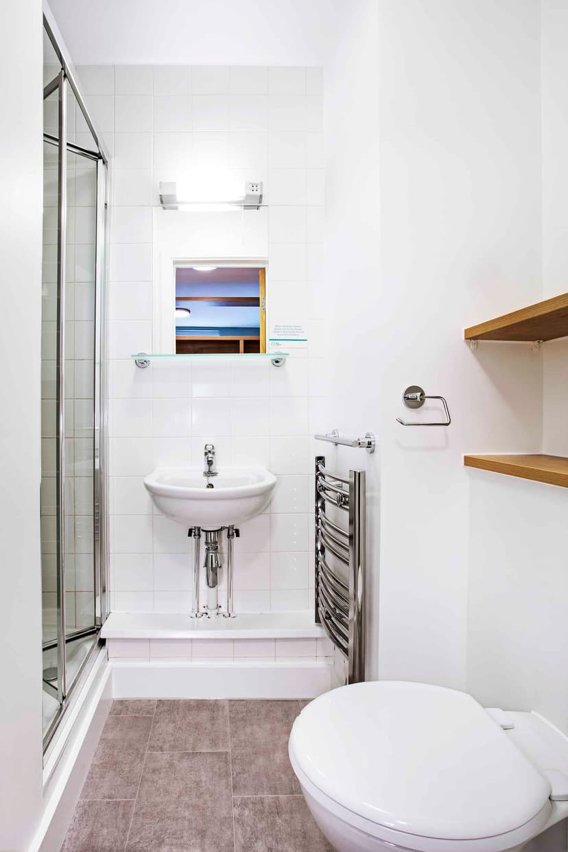Classic En Suite - Image 3