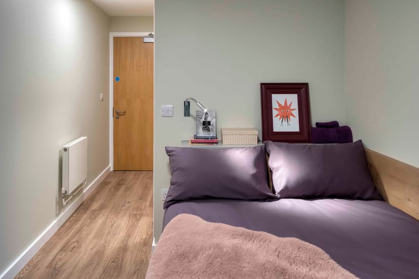 Classic En Suite - Image 1