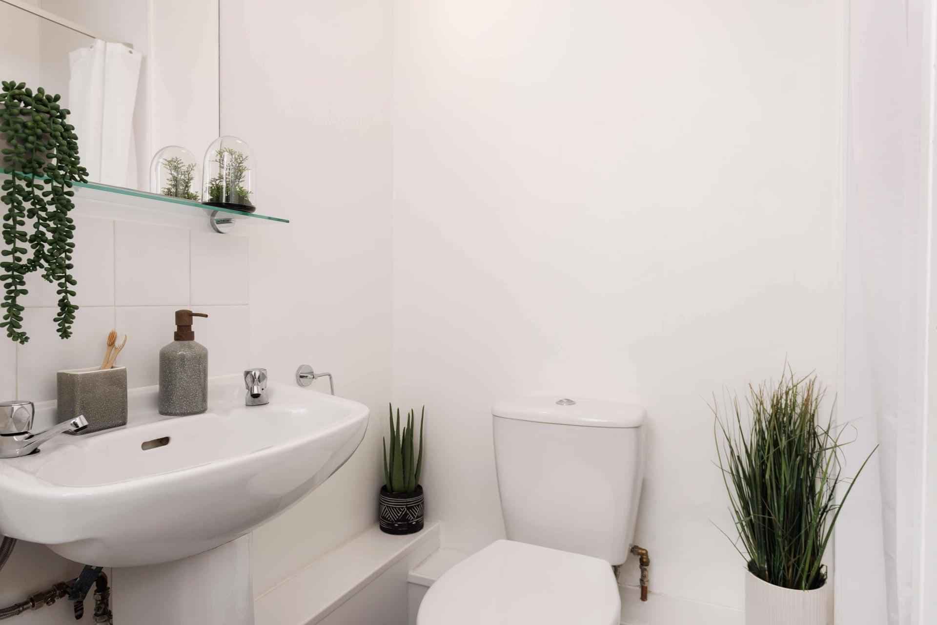 Silver En suite - Image 3