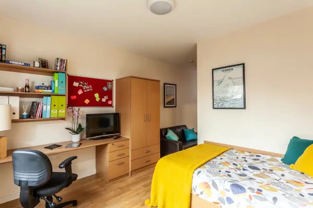 Studio - Ground Floor - Image 1